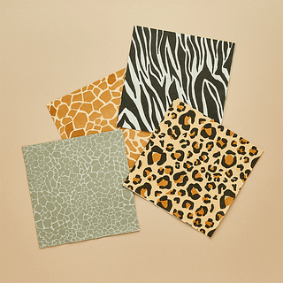 servetten met dierenprint waaronder een zebra, giraffe, tijger en slang liggen op een oranje achtergrond