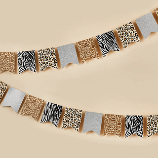 vlaggetjes in de vorm van vaantjes met dierenprint zoals zebra, slang, giraffe en tijger hangt voor een lichtgele muur