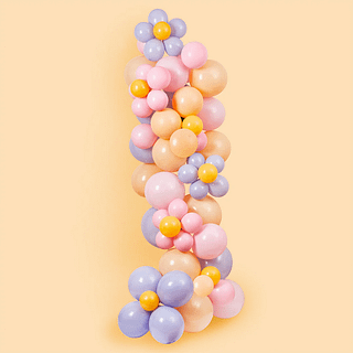 Ballonnenboog met bloemen in de kleuren paars, blauw, roze, geel en perzik voor een perzikkleurige achtergrond
