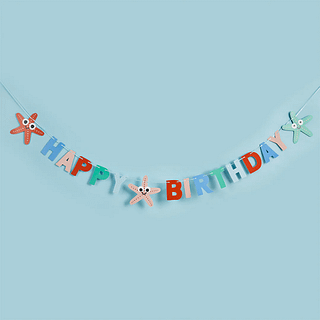 slinger met de tekst happy birthday en zeesterren in het oranje, rood, groen, paars, zachtroze en blauw hangt voor een pastel blauwe muur