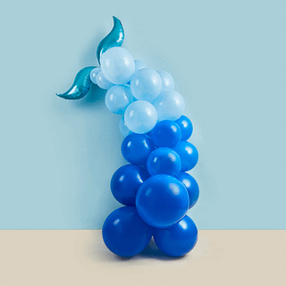 ballonnenboog in de vorm van de staart van een walvis met donker en licht blauwe ballonnen
