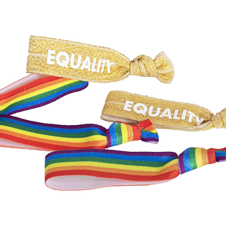 regenboog bandjes en glitterbandjes met de tekst equality