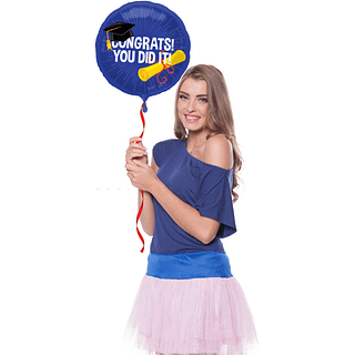 meisje in een roze rok en paarse trui houd een blauwe folieballon vast met de tekst congrats you did it