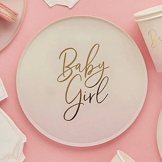 roze met wit bord met ombre effect en gouden tekst baby girl ligt op een lichtroze achtergrond