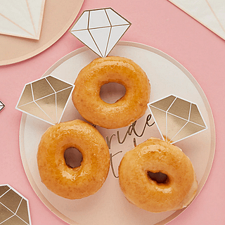 donuts met diamanten toppers liggen om een ombre bordje op een roze tafel