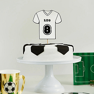 voetbaltaart met personaliseerbare taart topper in de vorm van een voetbalshirt in het zwart en wit