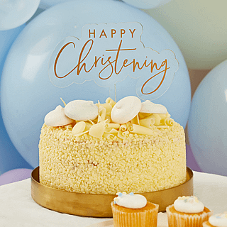transparant en gouden taart topper met de tekst happy christening in een gele taart