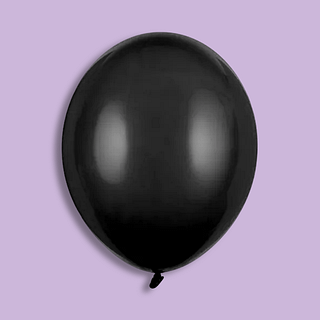 Zwarte ballon op een paarse achtergrond