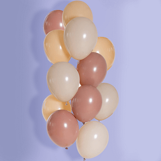 Ballonnen in het zachtroze, creme en perzik op een paarse achtergrond