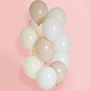 ballonnen in het wit, nude en beige voor een lichtroze achtergrond