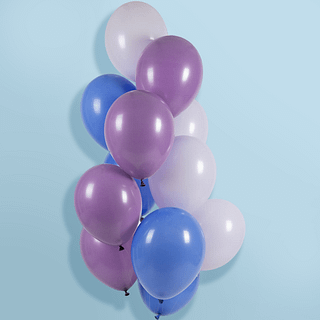 Ballonnen in het blauw, paars en wit op een lichtblauwe achtergrond