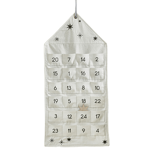 Katoenen advent kalender in de vorm van een huisje met 24 zakjes en zwarte sterren