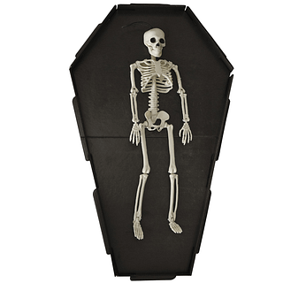 Zwarte hapjesplank in de vorm van een grafkist met een wit skelet in het midden