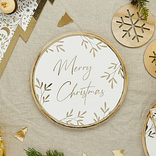 wit met goud bordje met de tekst merry christmas ligt op een jute tafelkleed met gouden confetti en houten sneeuwvlokken