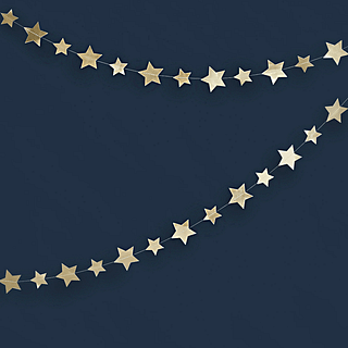 Slinger met gouden sterren hangt voor een marinablauwe muur