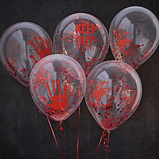 Transparante confetti ballonnen met rode confetti en bloederige afdrukken zweven voor een zwarte achtergrond