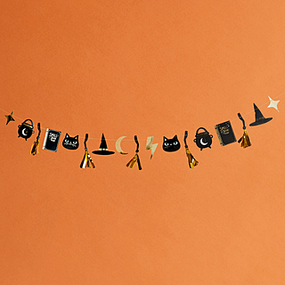 Slinger met halloween vlaggetjes bestaande uit een heksenbezem, ketel, spreukenboek, halve maan en sterren hangt voor een oranje achtergrond
