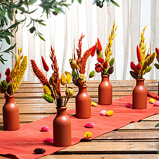 Terracotta tafelloper versierd met bloempotten met nepbloemen