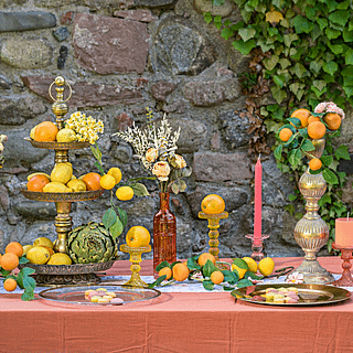 tafel versierd met gele en groene versiering, bestaande uit veel fruit