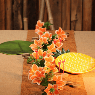 Kokosvezel tafelloper ligt onder een kunst slinger met orchideen