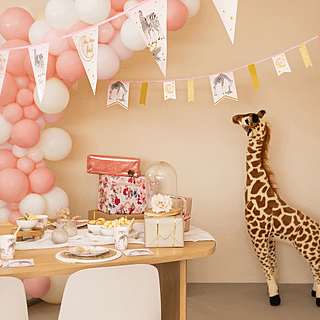 Versiering in het roze en goud in safari thema voor een babyshower