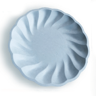 Lichtblauw papieren bordje in de vorm van een bloem