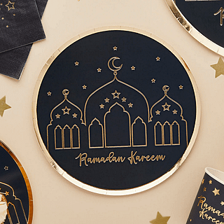 Zwart bordje met gouden details en de tekst ramadan kareem