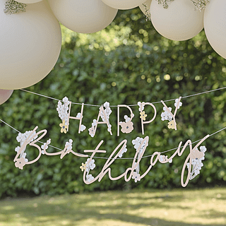 Letterbanner met de tekst happy birthday en bloemen in pasteltinten