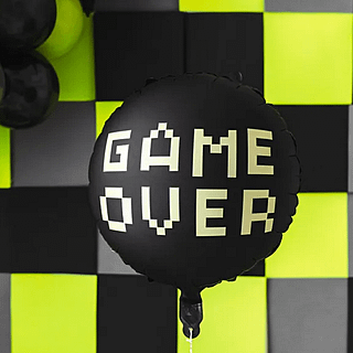 Game over ballon op een gaming kinderfeestje met groene en zwarte versiering
