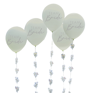 Saliegroene ballonnen met grijze tekst team bride en bloemen en planten