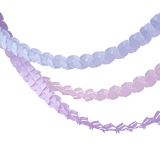 Crep[e papier slingers in het lila, lichtroze en pastel blauw