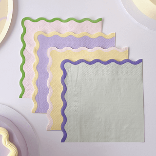 Pastel servetten met golvende rand en verschillende kleuren zoals groen, lila, geel en roze