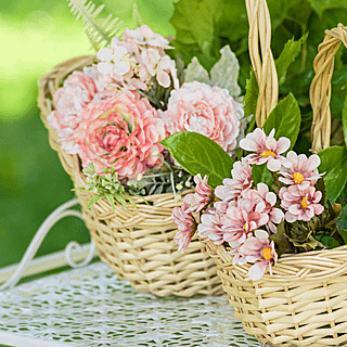 Roze bloesem bloemen zitten in een rieten mandje