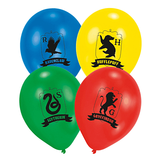 Harry potter ballonnen met de zweinstein huizen, zoals hufflepuf, ravenclaw, slytherin en gryffindor