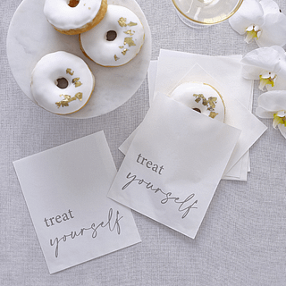 Witte zakjes met de tekst treat yourself zijn gevuld met donuts