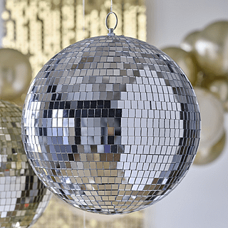 zilveren discobal hangt voor een gouden backdrop