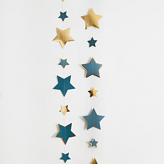 Hangende sterren in het goud en blauw