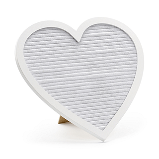 wit letterbord in de vorm van een hart met gouden letters