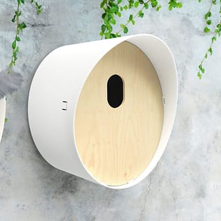 vogel huis met ovalen opening van witkunststof in aan muur