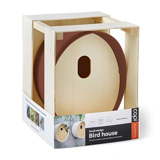 vogel huis met ovalen opening van bruin kunststof in houten kistje