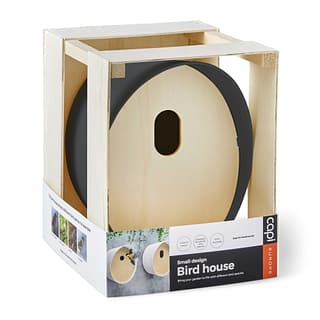 vogel huis met ovalen opening van zwart kunststof in houten kistje