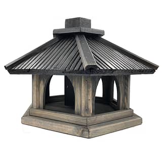 grijs houten huis om vogels te voeren met zwart dak