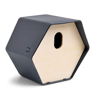 vogel huis met zwarte kunststof buitenkant in de vorm van een hexagon met ovaal gat