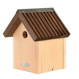 huisje voor vogels met donkerbruin geribbeld dak met zinken plaatje