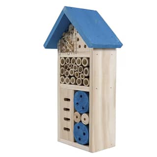 Klein houten huisje met blauwe accenten voor insecten