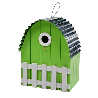 Groen vogelhuis met het design van een schuur met wit hekje