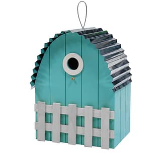 Blauw vogelhuis met het design van een schuur met wit hekje