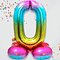Folieballon op standaard cijfer nul in regenboogkleuren