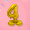 Folieballon cijfer 4 op standaard in de kleur goud op een roze achtergrond met pastel slinger in het paars en blauw
