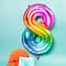 Folie ballon in de vorm van het cijfer 8 in regenboogkleuren